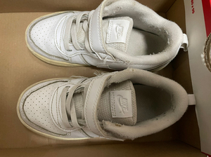 nike 儿童板鞋,运动鞋,耐克童鞋.男孩子穿的,有点破,便