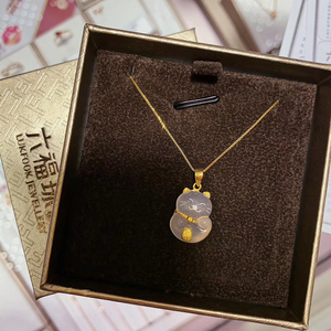 六福珠宝粉玉髓招财猫吊坠