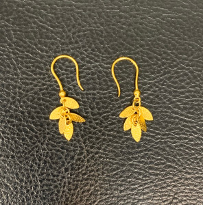 周生生 黄金足金耳环叶子耳坠