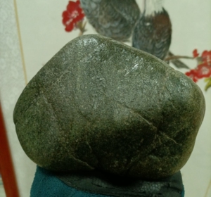 崂山绿石奇石原石已上蜡的小山形摆件,皮壳光亮润滑老石头老皮子