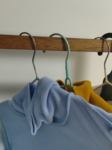 优衣库专柜正品水蓝色，土黄色德绒打底衫，中高领，蓝色和黄色