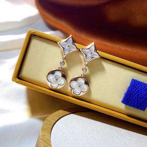 lv白贝母耳钉