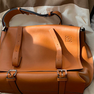 98新罗意威 (loewe) 邮差包,iphone原相机拍的