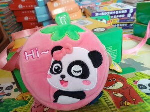 宝宝巴士玩具草莓包包粉色妙妙毛绒零钱斜跨小背包书包