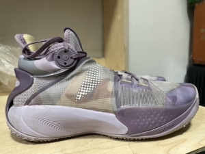 李宁 音速9月光紫 41码,鞋身无破损,魔术贴没有问题,鞋底