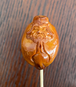 橄榄核雕,高30mm,宽21mm,落款:冯伟,达摩单籽,放置