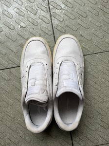 李宁板鞋 毕业清宿舍 没有破损开胶 只是鞋底氧化变黄了 没系