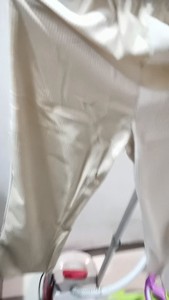 金丝绒裤子，一样的材质后面是拼接色一边深一边浅，光线不同颜色