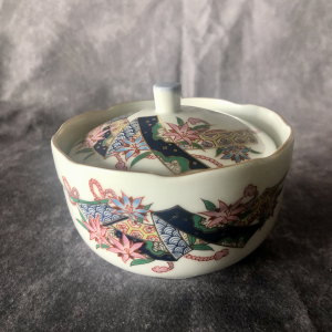 全品全新日本陶瓷名家锦松梅弥右卫门制,地包天彩绘盖罐三只,口