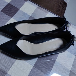 达芙妮旗下杜拉拉女鞋37码，黑色，淡蓝色各一双，九成新，一双