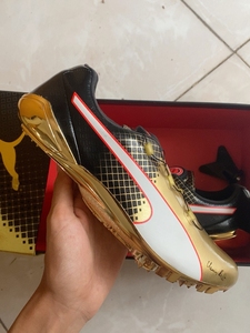 博尔特里约钉鞋41码,全新原盒无瑕疵.