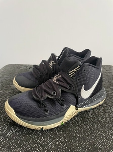 欧文5球鞋黑魔法40.5码 成色如图鞋底轻微磨损鞋面无伤无开