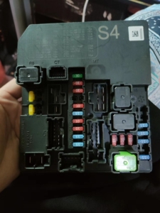 适用于13-18款轩逸骐达蓝鸟骊威保险盒机舱继电器盒