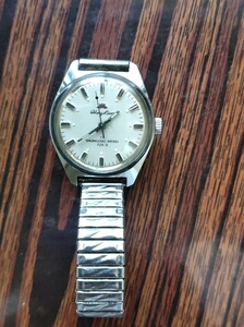 上个世纪80年代,河北石家庄手表厂生产的女式红莲牌手表.