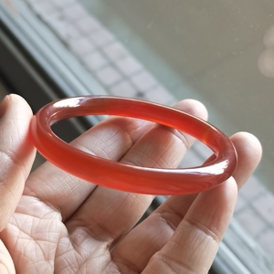 55/568715天然巴西冰红红色美人条玛瑙玉髓马料手镯