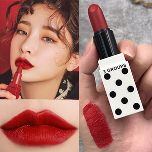 酒红色的口红复古