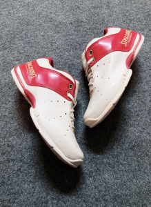 斯伯丁篮球鞋正品