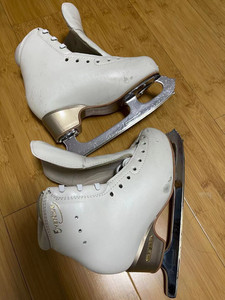 艾迪冰鞋,mk刀,尺寸200一双,215一双,鞋有磨损,如有