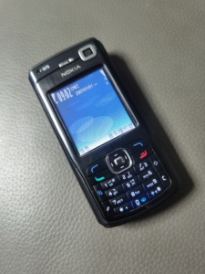 诺基亚n70是一款多媒体3g智能手机,2005年发布,为诺基