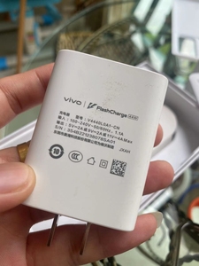 vivoy76s   原装充电器和线 手机用了两个月卖掉了剩