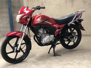 本田cb小战鹰125到货,二手摩托车机器小蜜蜂全车完美无瑕疵
