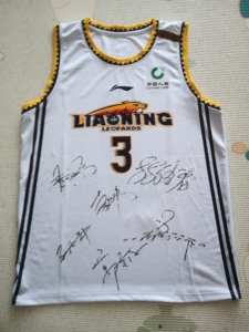 辽宁本钢男篮赵继伟签名球衣,郭艾伦签名杨鸣韩德君刘志轩李晓旭