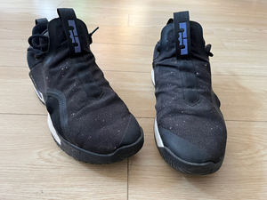 耐克 詹姆斯使节11,42.5码篮球鞋.鞋底状况良好.