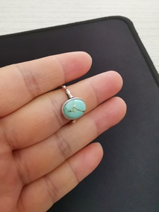 绿松石戒指.手机后置摄像头拍摄,蛋型的绿松石戒指.买了太多