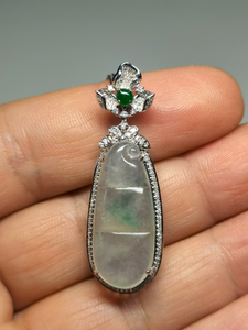 冰飘花翡翠福豆,18k金镶嵌,带正阳绿顶珠,42×14×7.