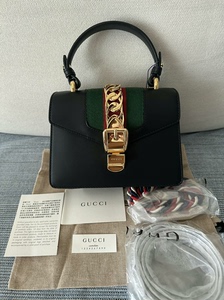 Gucci 黑色sylvie塞尔维亚小号手提斜挎包，尺寸:2