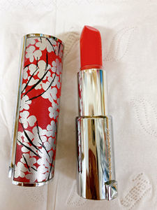 纪梵希 新春限量口红325号,叫圣水红,涂起来是偏日常的桃红