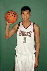 易建联nba雄鹿主场sw亲签球衣,背面签,球衣全新带吊牌.