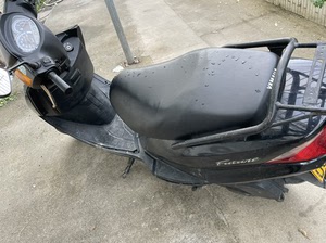 原装125c雅马哈摩托车,正常使用,机头干爽,不过有一点摇臂