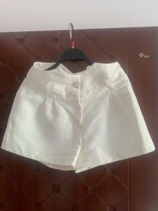 品牌CCDD 白色短裤 尺码：170/65A 扣子位置有点瑕
