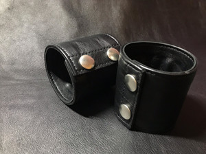 护腕,头层牛皮制作,尺寸可定,双扣款308一对,三扣纯色短款