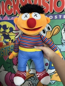 优衣库联名 kaws 芝麻街 红鼻子厄尼  毛绒玩具公仔