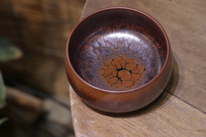 刘威师傅全手工制作的火莲禅定杯.由于建盏入窑一色,出窑万彩