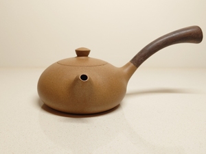 紫砂段泥横把陆羽壶,十五年前的,表面已经呈现自然的包浆光泽