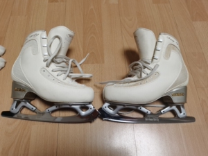 七星edea215码滑冰鞋,成色看图,有一只鞋面有点发黄,我