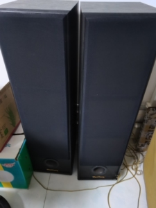 一套音响,一套vcd一套功放,一台创维电视.