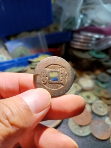一枚雍正通宝宝川局,可能不对吧.所以便宜卖了,不三包了