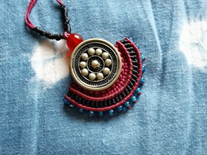 杨丽萍“孔雀窝”的手工编织饰品，琉璃珠和藏银（铜？）