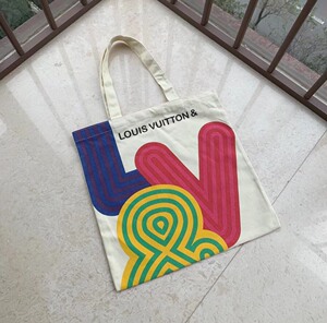 lv年度大展赠送的帆布袋,有四个