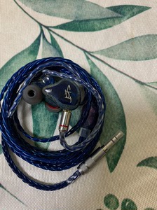 clot海皇波塞冬耳机,基本全新,箱说齐全,可以在实体店售后