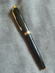 派克圆珠笔,黑色笔身彰显高贵,金色笔夹和笔环点缀其中,彰显大