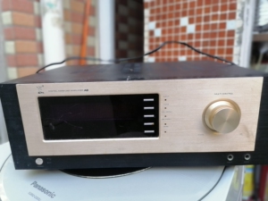 力之霸功放一台,前面胶破了,通电,没声音,很重22斤,不缺件