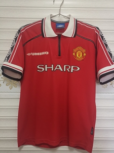 曼联9899经典三冠王赛季,一件老球衣.朋友多年前赠送,黄金