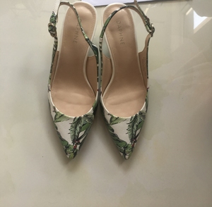 全新达芙妮小猫跟高跟凉鞋,很好看的图案花纹,很有夏天的感觉