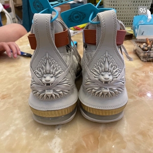 nike lebron 16hfr 白雄狮浮雕 詹姆斯 37