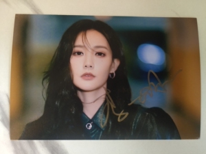 李一桐签名照.6寸,未过塑,磨砂水洗面.签于2022年2月